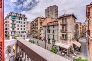 d'un balcon offrant une vue sur une rue de la ville. dans l'établissement Cinque Terre Dream, à La Spezia