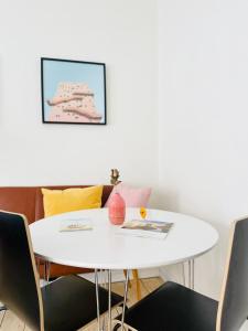una mesa blanca y sillas en una habitación en Scandinavian Apartment Hotel -Lunden 2- Central 2 room apartment en Horsens