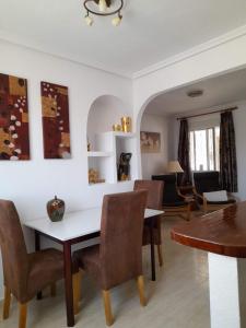 馬薩龍的住宿－Casa Retama，客厅设有餐桌和椅子
