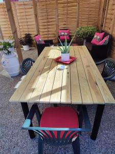 une table en bois avec une chaise rouge et une table en bois dans l'établissement House Viareggio, à Viareggio