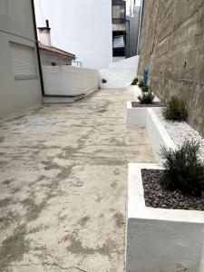 an empty alley with a building and some plants at Casa das Amigas in Pinhão
