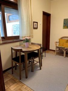 um quarto com uma mesa e cadeiras e uma janela em Casa das Amigas em Pinhão