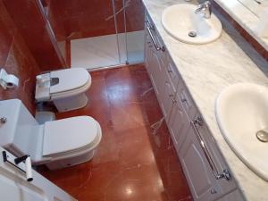 Kúpeľňa v ubytovaní Apartamento Alteanos, centrico y confortable, soleado, con piscina y jardines, tenis, parking exterior comunitario, y la playa andando 10 min
