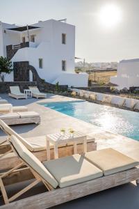 Gallery image of Bonsai Luxury Suites in Karterados