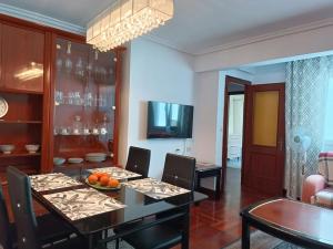 ein Wohnzimmer mit Tisch und Stühlen und ein Esszimmer in der Unterkunft Centro. Bahía. Estaciones. in Santander + 24 Fotos