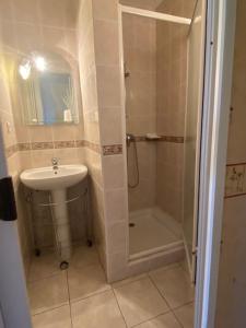 Les Oliviers في مونتانياك: حمام مزود بدش ومغسلة