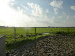 Ein Zaun mitten auf einem Feld in der Unterkunft Vredehof in Sint Maartensbrug