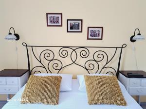 Heritage Rooms Kut客房内的一张或多张床位