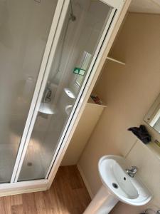 La salle de bains est pourvue d'une douche et d'un lavabo. dans l'établissement Ocean View B3, à Hartlepool