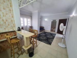 een keuken met een tafel en stoelen in een kamer bij ميرفيز هاوس Murphy's House in Hurghada