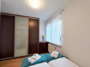 ein Schlafzimmer mit einem Bett und einem großen Fenster in der Unterkunft Artus Apartment in Danzig