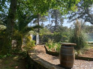 een vat in het midden van een tuin bij Villa "OSTAU OCÉANE" in Capbreton