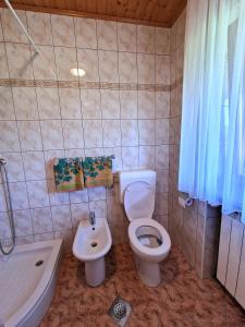 een badkamer met een toilet, een wastafel en een bad bij Merlin in Renče