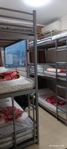 Двухъярусная кровать или двухъярусные кровати в номере Alhambra Bed & Breakfast