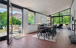 ein Esszimmer und ein Wohnzimmer mit Tisch und Stühlen in der Unterkunft Nice Home In Odder With Wifi in Odder
