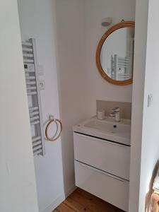 Phòng tắm tại Appartement calme dans maisonnette