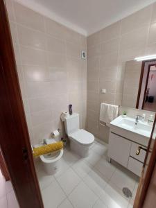 ein Bad mit einem WC und einem Waschbecken in der Unterkunft Apartamento Batalha - Quarteira, Algarve, Portugal in Quarteira