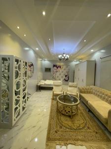 een woonkamer met een bank en een tafel bij شقة in Ranyah