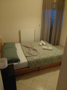 Een bed of bedden in een kamer bij Ομορφο διαμέρισμα σχεδόν καινούργιο με κουζίνα, δωμάτιο μπάνιο στην Ζαχάρω Ηλείας