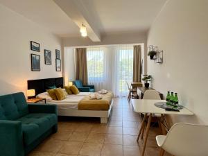 salon z łóżkiem i jadalnią w obiekcie Apartamenty Planeta Mielno 100 m od plaży w mieście Mielno