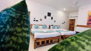 Postel nebo postele na pokoji v ubytování THE LUXE HOTEL, ECR ROAD, NEAR Serenity Beach, Pondicherry - JR Groups