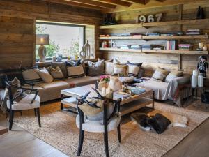 Ein Sitzbereich in der Unterkunft Superbe ferme rénovée en chalet de luxe en PLEINE NATURE