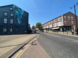 Η γειτονιά γύρω από ή μία γειτονιά κοντά σε αυτό το δωμάτιο σε οικογενειακή κατοικία