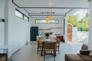 uma sala de jantar e cozinha com mesa e cadeiras em Villa Gading em Ubud