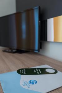 a remote control sitting on top of a desk at Hotel St Gregory Park in Rimini