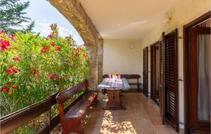 Un balcón con una mesa con un pastel. en 2 Bedroom Lovely Apartment In Pinezici en Pinezici
