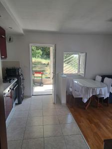 Kuchyň nebo kuchyňský kout v ubytování Apartments Granić