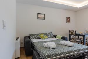 Postel nebo postele na pokoji v ubytování Countryside Apt with Swimming Pool and Parking