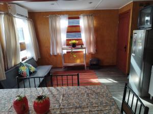 sala de estar con sofá y mesa en Cabañas y hostal Aurora en Castro