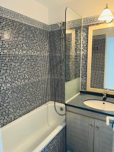 Ένα μπάνιο στο Très joli Appartement 2P au Beach Résidence Trouville- Piscine & vue port