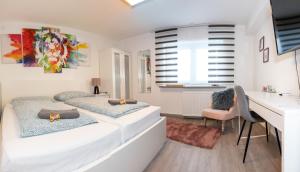 Postel nebo postele na pokoji v ubytování #3 bequemes Zimmer mit Pool und Garten