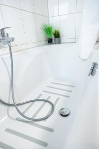 Koupelna v ubytování #3 bequemes Zimmer mit Pool und Garten