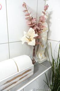 Koupelna v ubytování #3 bequemes Zimmer mit Pool und Garten