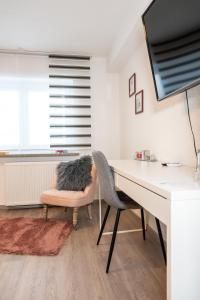 TV a/nebo společenská místnost v ubytování #3 bequemes Zimmer mit Pool und Garten