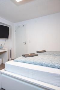 Postel nebo postele na pokoji v ubytování #3 bequemes Zimmer mit Pool und Garten