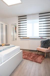 a bedroom with two beds and a window with blinds at #3 bequemes Zimmer mit Pool und Garten in Memmingen