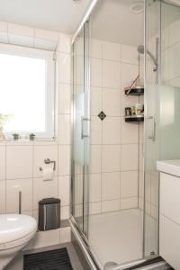 Koupelna v ubytování #3 bequemes Zimmer mit Pool und Garten