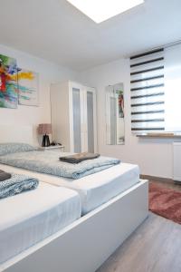 Postel nebo postele na pokoji v ubytování #3 bequemes Zimmer mit Pool und Garten