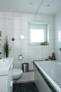 Koupelna v ubytování #3 bequemes Zimmer mit Pool und Garten