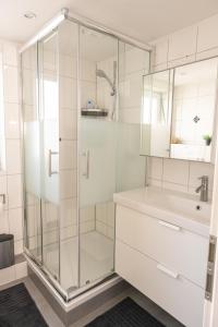 Koupelna v ubytování #3 bequemes Zimmer mit Pool und Garten