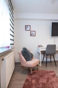 TV a/nebo společenská místnost v ubytování #3 bequemes Zimmer mit Pool und Garten