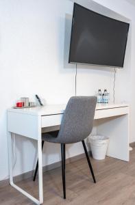 TV a/nebo společenská místnost v ubytování #3 bequemes Zimmer mit Pool und Garten