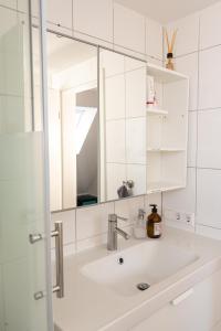 Koupelna v ubytování #3 bequemes Zimmer mit Pool und Garten