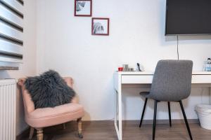 Posezení v ubytování #3 bequemes Zimmer mit Pool und Garten