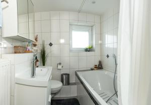 Koupelna v ubytování #3 bequemes Zimmer mit Pool und Garten