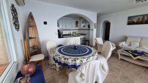 a room with a table and chairs and a kitchen at Mar Blau in Roses